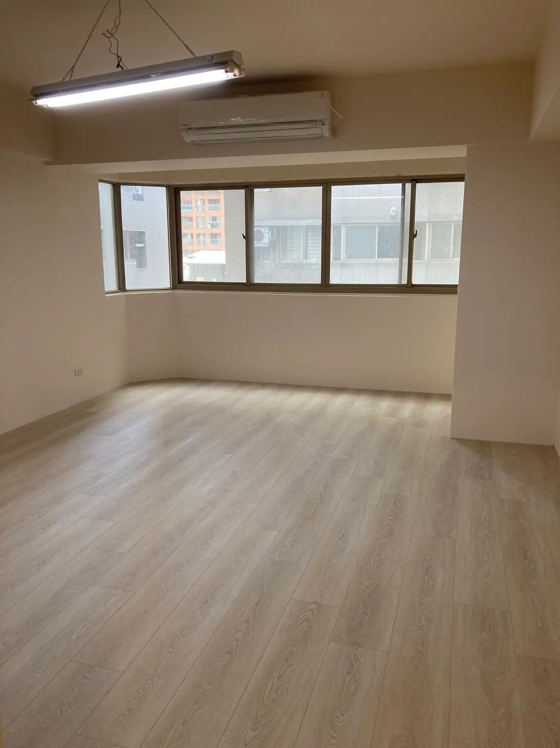 公寓客廳改用木地板